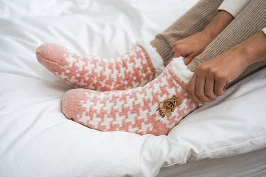 【WOMEN’S】裏ボアルームソックスケーブル柄